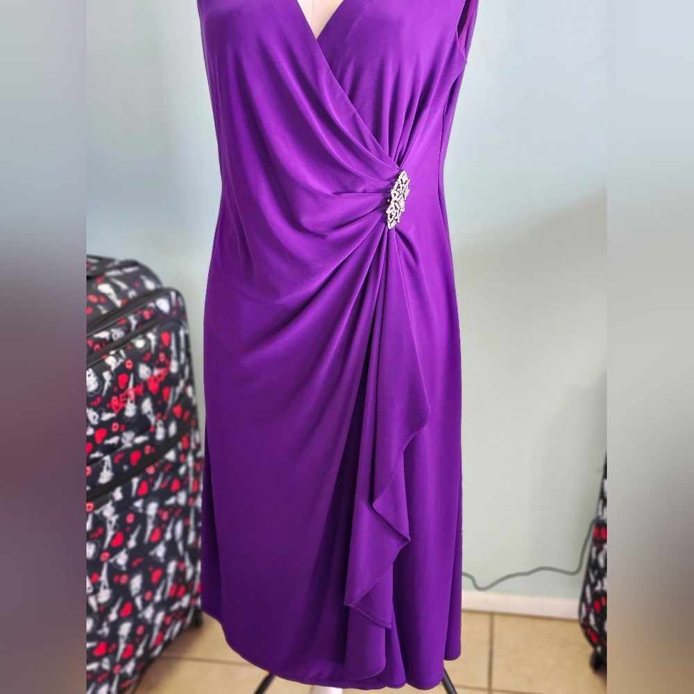 R&M RICHARDS Purple Elegant Dress With A Rhinestone Pendent